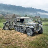 ITALERI SD.KFZ. 10 DEMAG D7 W/ 7.5CM LE.IG 18 & CREW 1/35 SCALE PLASTIC MODEL KIT